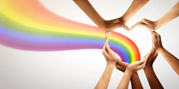 Yaratıcılık için ilham verici fikir birliği ve yaratıcı ekip çeşitli bir grup insan olarak bir araya gelerek bir fikir konsepti olarak kalp şeklinde el ele tutuşuyorlar..