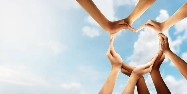 Birlik ve çeşitlilik, birlik ve beraberliği temsil eden bir destek sembolü olarak birbirine bağlı farklı bir grup insanın kalbindedir. Ellerden yaratılan sembol ve şekil.