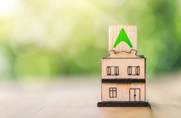 Casa Modelo Madeira Seta Verde Para Cima Conceito Aumentar Custo — Fotografia de Stock