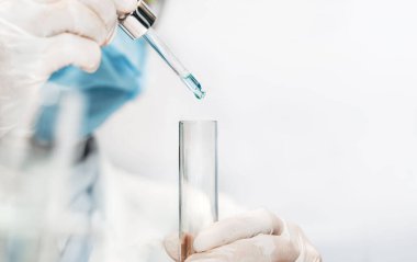 Ekipman ve bilim deneyleri yapan bilim adamları, kimyasal sıvı içeren cam laboratuvar malzemeleri. Yaşam bilimi laboratuvarında çalışan sağlık araştırmacıları araştırma laboratuarındaki mikroskop slaytlarını analiz ediyorlar.