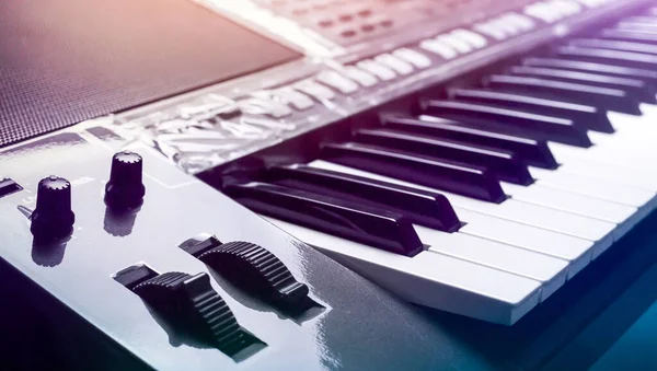 Πιάνο Φόντο Πληκτρολόγιο Στήθηκε Στο Δωμάτιο Μουσικής Από Παράθυρα Πρωί — Φωτογραφία Αρχείου