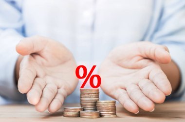 Aile borcu sorunlarını önlemek ve yardım etmek için krediyi sağlayan kişinin elleri. Borç ve aile harcamalarını azaltmak için kredi konsepti. Mülkiyet, ipotek ve yatırım kavramı.