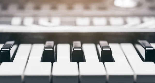 Fundo Teclado Piano Foi Montado Sala Música Pelas Janelas Pela — Fotografia de Stock