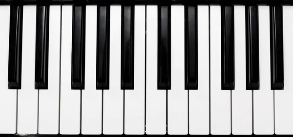 近距离俯瞰现实的单色彩色钢琴键盘 钢琴家在古典钢琴演奏前排练的音乐室 以庆祝他们的巨大成功 — 图库照片