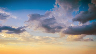 Uçsuz bucaksız güzel gökyüzü ve gün batımından önce güzel olan dört turuncu bulut. Arka plandaki doğal gökyüzü yazın aydınlık bir günde esintiye sahiptir..