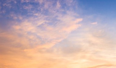 Uçsuz bucaksız güzel gökyüzü ve gün batımından önce güzel olan dört turuncu bulut. Arka plandaki doğal gökyüzü yazın aydınlık bir günde esintiye sahiptir..