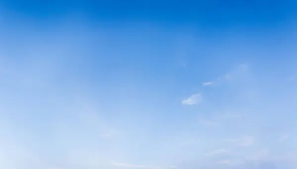 Uçsuz bucaksız gökyüzü ve beyaz bulutlar gökyüzünde yüzüyor. Yazın aydınlık bir günde, doğal mavi arka planda hafif bir esinti olur. Gökyüzü ve bulutlar havayla aynı şekilde olmaz..