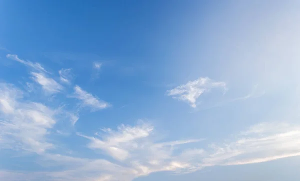 Uçsuz bucaksız güzel gökyüzü ve gün batımından önce güzel olan dört turuncu bulut. Arka plandaki doğal gökyüzü yazın aydınlık bir günde esintiye sahiptir..