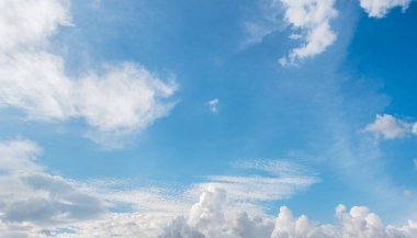 Bulanık gökyüzü ve beyaz bulutlar gökyüzünde yüzüyor. Yazın aydınlık bir günde, doğal mavi arka planda hafif bir esinti olur. Gökyüzü ve bulutlar havayla aynı şekilde olmaz..