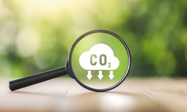 CO2 emisyon konsepti. Green Industries iş konsepti. Sıfır ağ emisyonu. Karbondioksit sembollü büyüteç. Net Sıfır Emisyon Hedefleri Konsepti İklim-Tarafsız. Yenilenebilir enerji. ekoloji çözümleri.