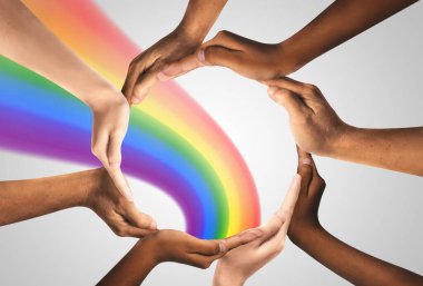 Yaratıcılık için ilham verici fikir birliği ve yaratıcı ekip çeşitli insanlar olarak bir araya gelerek fikir konsepti olarak çember şeklinde el ele tutuşuyorlar..