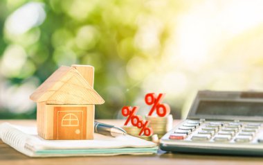 Ev kredisinin yeniden finanse edilmesi veya faiz oranlarının korunması, iş ve mali konsept planlanması için ev modelini hesap makinesi, bozuk para ve kalemle kapatıyoruz..