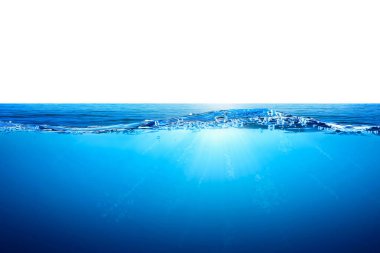 Mavi su dalgası ve baloncuklar beyaz arka planda izole edilmiş. Suyun altındaki mavi dalgalar ve kabarcıklar. Güneş ışığı yansımalı deniz, sakin su yüzeyinin sakin deniz uyumu. grafik tasarım, düzenleme için.