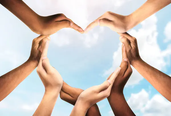 Birlik ve çeşitlilik, birlik ve beraberliği temsil eden bir destek sembolü olarak birbirine bağlı farklı bir grup insanın kalbindedir. Ellerden yaratılan sembol ve şekil.