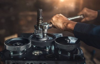 Yedek araba parçaları. İçten yanmalı motorun silindir başı. Tamircinin ellerine yakın çekim. Ürün kontrolü. Yoğunlaştırıcı kurulumu. Kurulum için hazırlık. Onarım ve bakım.