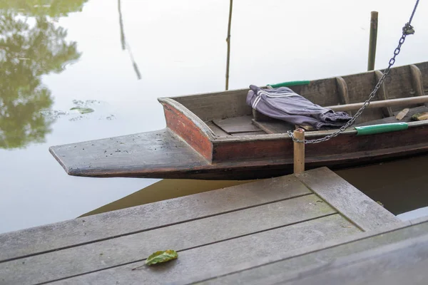 Деревянные Лодки Сельчан Пристыкованы Цепями Столбам Отсутствие — стоковое фото
