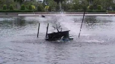 Sudaki havayı yükselten bir türbin. Güneş enerjisiyle çalışan, temiz enerji