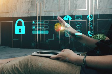 Kavram: Siber Güvenlik Global Ağ Güvenlik Teknolojisi, Kişisel Bilgileri Koruma. Sanal arayüzde bir anahtar simgesi ile şifreleme.