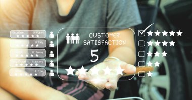 Kullanıcılar hizmet deneyimini çevrimiçi uygulama kavramında derecelendirirler: Müşteri memnuniyeti anketi hizmeti kullandıktan sonra.