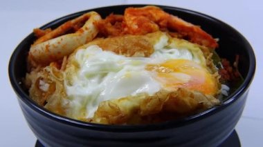 Tayland yemeği, kızarmış biber soslu pilav, karides, domuz eti, mürekkep balığı ve kızarmış yumurta.