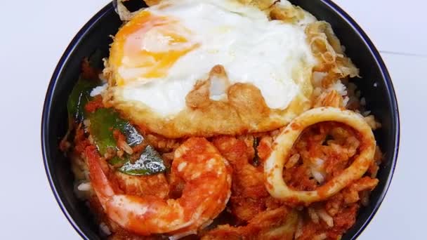 Nourriture Thaïlandaise Riz Garni Pâte Chili Sauté Aux Crevettes Porc — Video