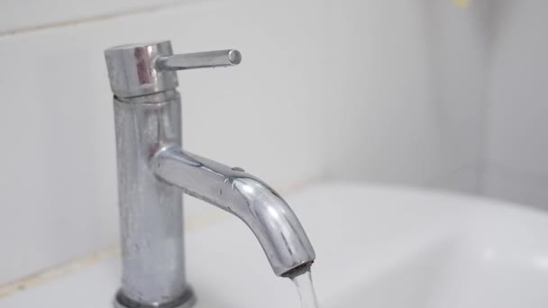 Männliche Hand Schließt Wasserhahn Der Aufdreht Konzept Wasser Sparen Für — Stockvideo
