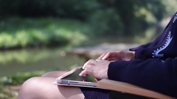 Γυναίκα Κάθεται Δίπλα Στο Νερό Έτοιμο Εκτυπώσετε Την Οθόνη Για — Αρχείο Βίντεο