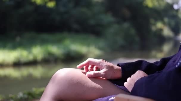 Mujer Sentada Relajada Junto Agua Mirando Naturaleza Relájate Mientras Tocas — Vídeo de stock