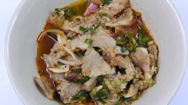 Tayland sokak yemeklerini, baharatlı ızgara domuz salatasını kapat..