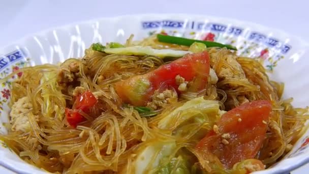 Närbild Thai Street Food Stekt Vermicelli Med Ägg Tomater Och — Stockvideo