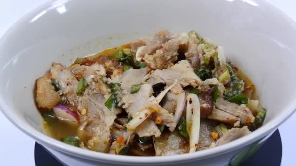 Close Thai Street Food Pikantní Grilovaný Vepřový Salát — Stock video