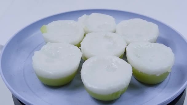Närbild Dessert Thai Kokosmjölk Vaniljsås Pudding Vit Bakgrund — Stockvideo