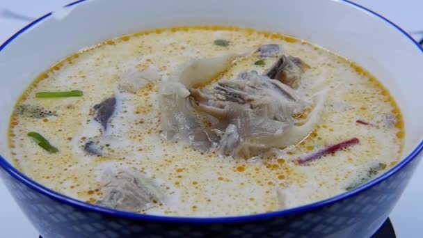 Close Tajskie Jedzenie Ulicy Thai Chicken Coconut Soup Białe Tło — Wideo stockowe