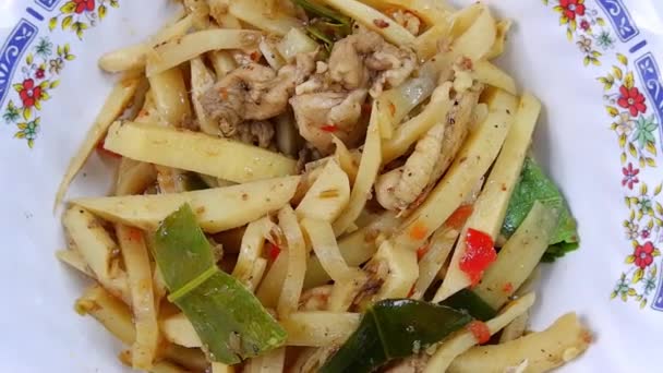 Close Tajskie Jedzenie Ulicy Stir Smażone Pikantne Pędy Bambusa Białym — Wideo stockowe