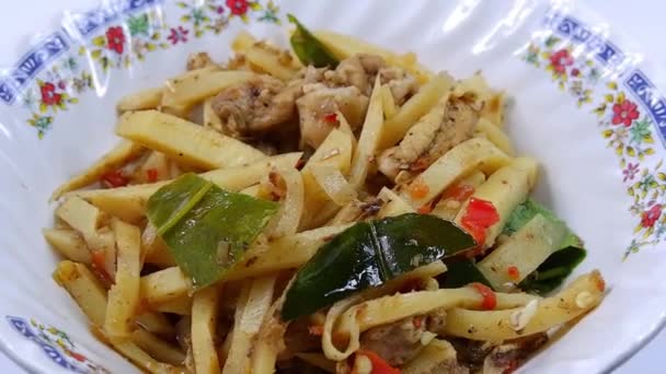 Κοντινό Πλάνο Ταϊλανδέζικο Street Food Ανακατέψτε Πικάντικα Βλαστάρια Μπαμπού Λευκό — Αρχείο Βίντεο