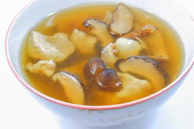 Yabani domuz güveci otlar ve mantarlarla yerel Tayland yemekleri vücudun sağlıklı olmasına yardımcı olur.