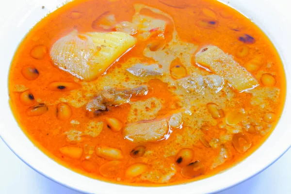 当地的泰国菜是用椰奶制成的咖哩鸡 和碎大蒜辣椒给人一种辣的味道 — 图库照片