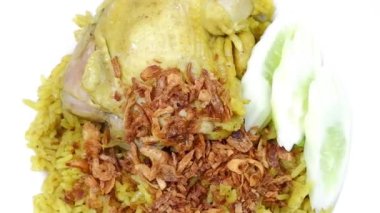 Geleneksel Tayland yemekleri Biryani Tavuğu baharatlı sarı pirinç taneleri ve baharatla marine edilmiş tavuk ta ki mis kokulu salatalık ve kızarmış soğan ana kadar..