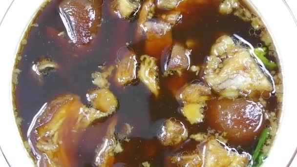 Традиційна Тайська Їжа Варила Свинячу Ногу Ятьма Спеціями Коричневому Соусі — стокове відео