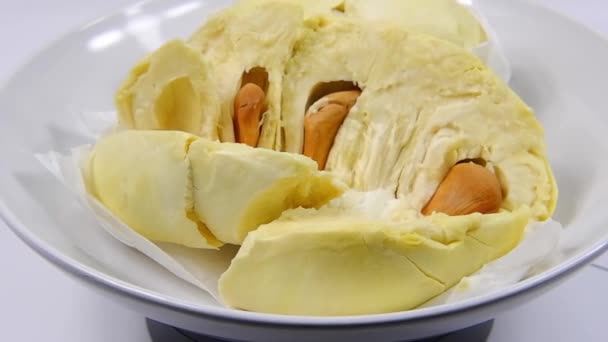 Buah Durian Kuning Keemasan Yang Telah Dikupas Dan Kemudian Dibungkus — Stok Video