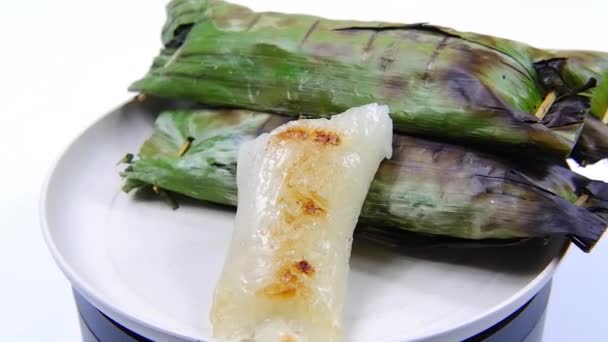 地元のタイ料理ココナッツミルクの粘りのある米 味付け 若いココナッツで詰め バナナの葉に包まれ 楽しいを与えるためにグリル — ストック動画