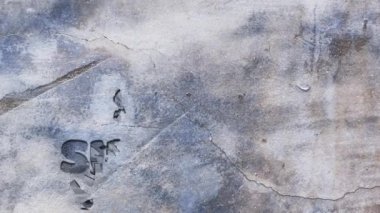 Beton duvara işlenmiş 3D animasyon metni gibi.