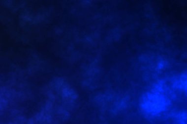 Mavi arkaplanda türbülans halinde hareket eden mavi duman bulutları