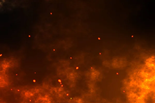 Brännande Orange Gnistor Stiga Från Eld Brand Partiklar Röd Bakgrund — Stockfoto