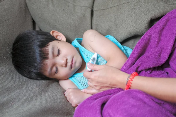 Anak Sakit Ibu Orang Tua Memeriksa Suhu Anak Yang Sakit — Stok Foto