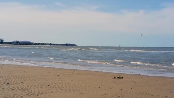 美丽的海滩海浪刮到海滩上 — 图库视频影像