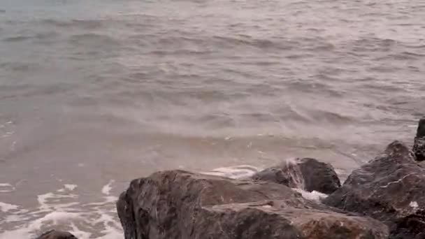 Die Atmosphäre Des Strandes Die Meereswellen Auf Die Großen Felsen — Stockvideo