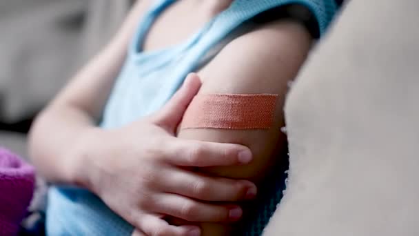 Ein Junge Verletzt Sich Arm Hält Seinen Bandagierten Arm — Stockvideo