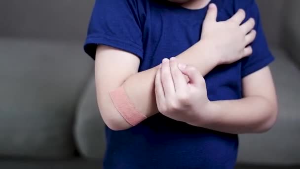 男の子は腕を痛め 包帯された腕を握る — ストック動画