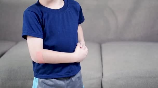 Chłopiec Bólem Brzucha Pociera Żołądek Punkt Bólu — Wideo stockowe